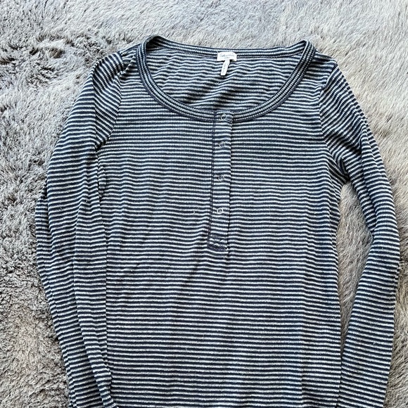 Splendid Striped Henley

Grey + navy waffle fabric with snaps - Picture 4 of 4